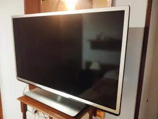 Televisor Negro y Plateado de 36 pulgadas..pie mob