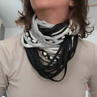 Collar hecho a mano color rosa/rojo