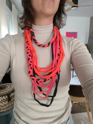 Collar hecho a mano color rosa/rojo