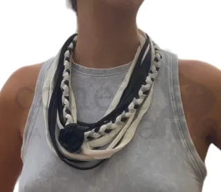 Collar hecho a mano color rosa/rojo