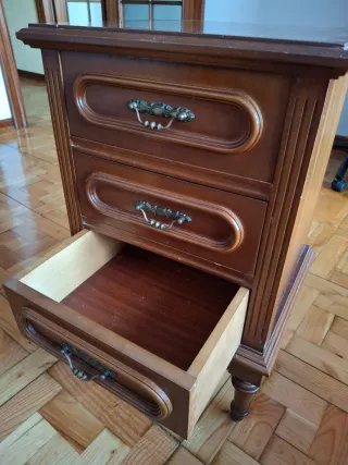 Mesita de noche de madera con 3 cajones