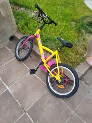 Bicicleta infantil amarilla y rosa