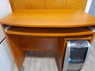 Mesa de ordenador con ruedas