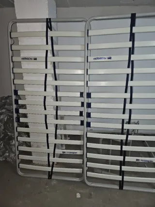 2 Camas 90 con Somieres Metálicas modulares.