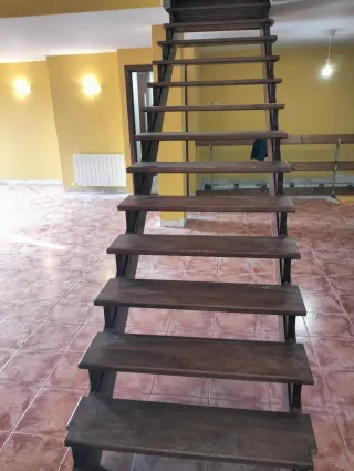 Escalera de madera no se hacen envios