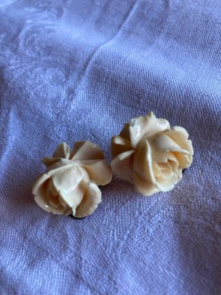 Pendientes antiguos estilo rosa