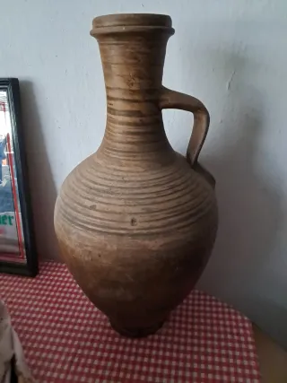 Cántaro de barro antiguo con asa