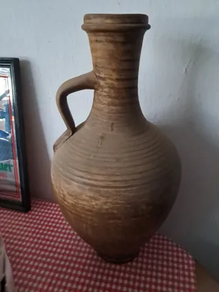 Cántaro de barro antiguo con asa