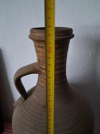 Cántaro de barro antiguo con asa