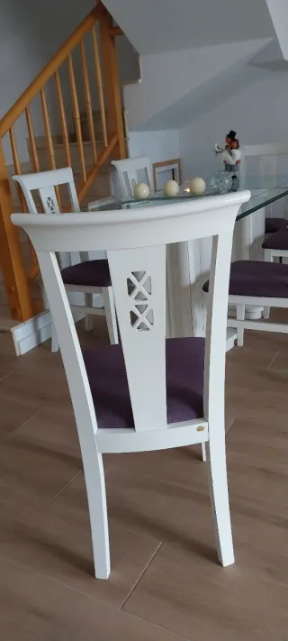 Seis sillas blancas con asiento morado