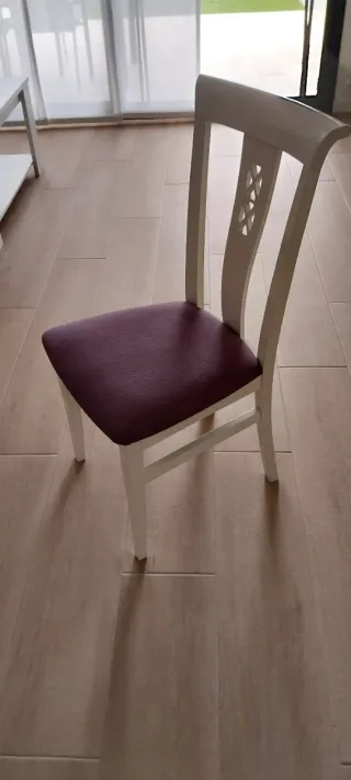 Seis sillas blancas con asiento morado