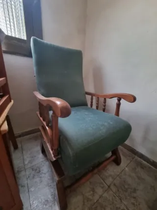 Mecedora antigua de madera y tela