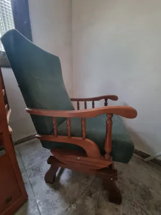 Mecedora antigua de madera y tela