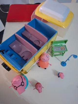 Caravana Peppa Pig con figuras y barbacoa