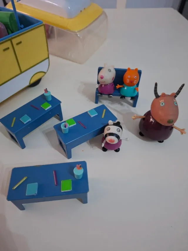 Caravana Peppa Pig con figuras y barbacoa