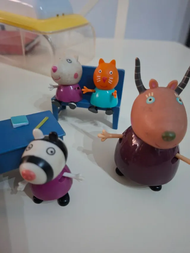 Caravana Peppa Pig con figuras y barbacoa