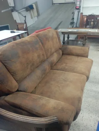 Sofá de tela marrón