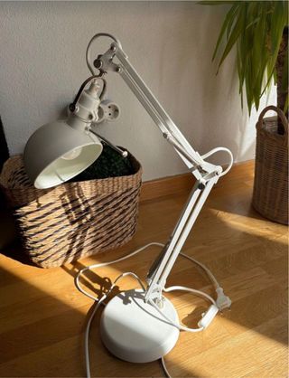 Lámpara de escritorio blanca