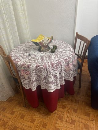 Mesa redonda y 2 sillas