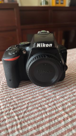 Nikon D5500 + Lente 18-55mm + Accesorios