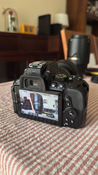 Nikon D5500 + Lente 18-55mm + Accesorios