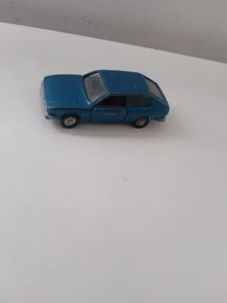Coche de juguete azul