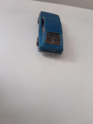 Coche de juguete azul