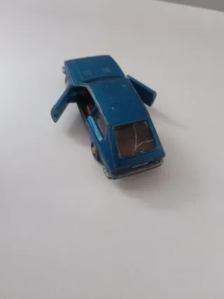 Coche de juguete azul