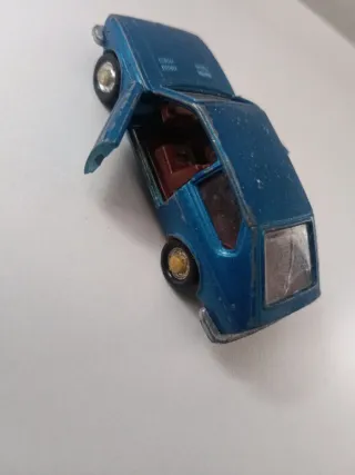 Coche de juguete azul