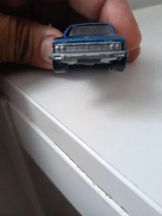 Coche de juguete azul