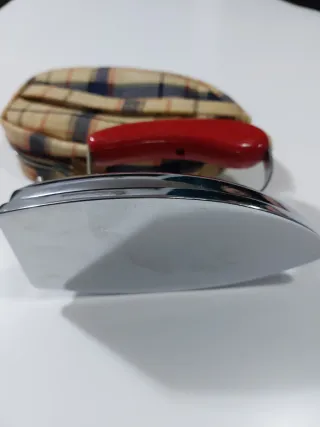 Ferro da stiro vintage con custodia