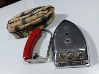 Ferro da stiro vintage con custodia