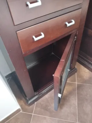 Cómoda alta estrecha madera y cristal