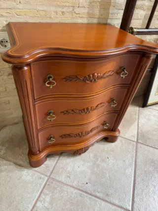 Mesita de noche madera cerezo tallada