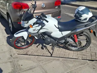 Honda CBF 125 Blanca con Accesorios.