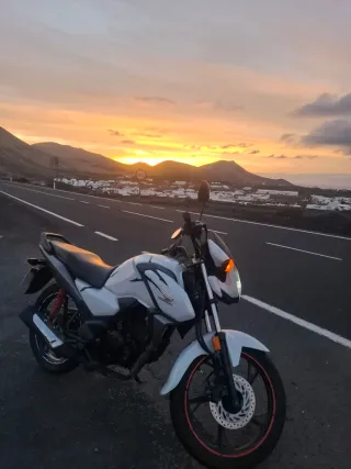Honda CBF 125 Blanca con Accesorios.