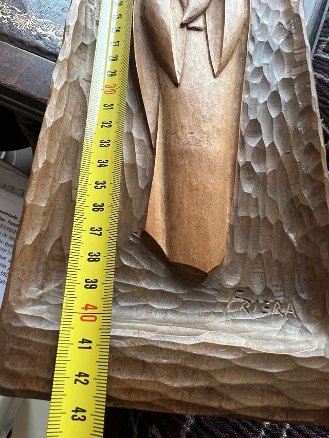 Figura Religiosa Tallada a Mano