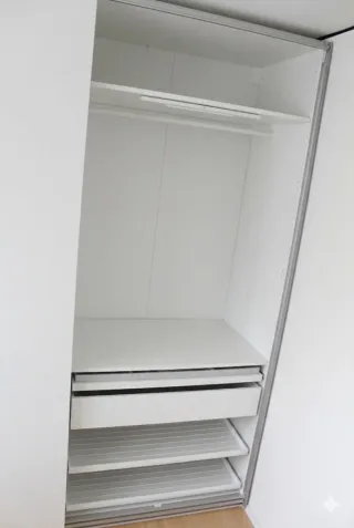 Armario blanco de madera