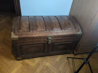 Baúl antiguo madera detalles dorados