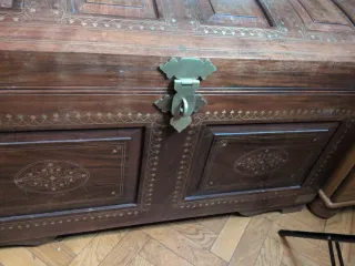 Baúl antiguo madera detalles dorados