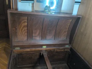 Baúl antiguo madera detalles dorados