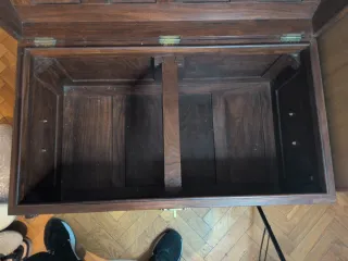 Baúl antiguo madera detalles dorados