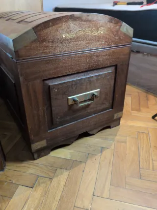 Baúl antiguo madera detalles dorados