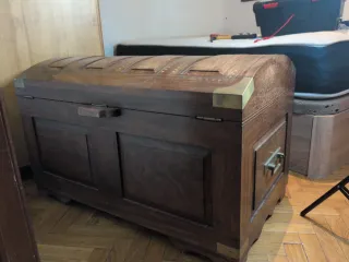 Baúl antiguo madera detalles dorados