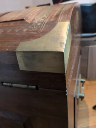 Baúl antiguo madera detalles dorados