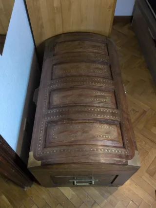 Baúl antiguo madera detalles dorados