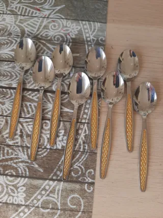 Cucharillas de café doradas y plateadas