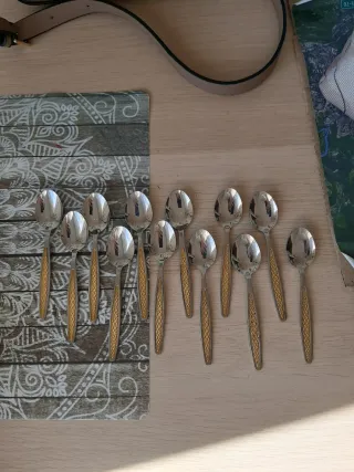 Cucharillas de café doradas y plateadas