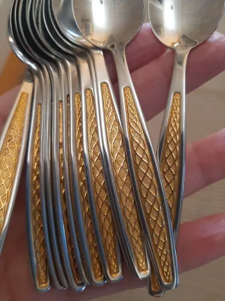 Cucharillas de café doradas y plateadas