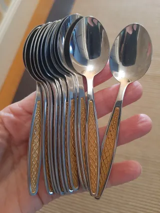 Cucharillas de café doradas y plateadas